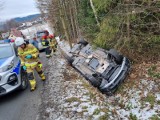 Bącza Kunina wypadek. Dachowanie BMW. Kierowca skończył podróż w rowie [ZDJĘCIA]