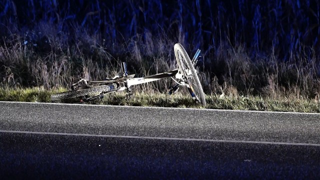 Groźny wypadek w Samoklęskach Dużych niedaleko Szubina. Samochód dostawczy potrącił rowerzystę. Cyklista był nieprzytomny, ale dzięki interwencji medyków odzyskał przytomność. Na miejsce zadysponowano jeden zastęp z JRG nr 1 Nakło, dwa zastępy z Szubina, jeden z OSP Tur oraz policję i pogotowie.