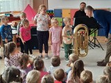 Świętokrzyscy filharmonicy we włoszczowskim żłobku i przedszkolu. Zobaczcie zdjęcia i wideo