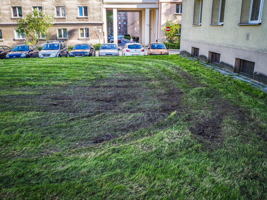 Początku sezonu koszenia traw mieszkańcy osiedla Szkolnego...