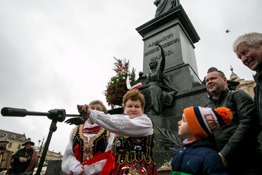 Kraków. Wigilijne "Dziady polskie" na Rynku Głównym