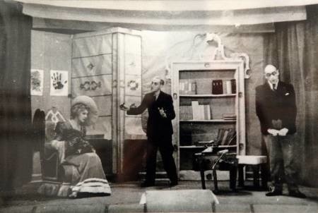 Fotografia z jednego z przedstawień obozowego teatru. W centrum reżyser i jednocześnie bardzo znany aktor Kazimierz Rudzki