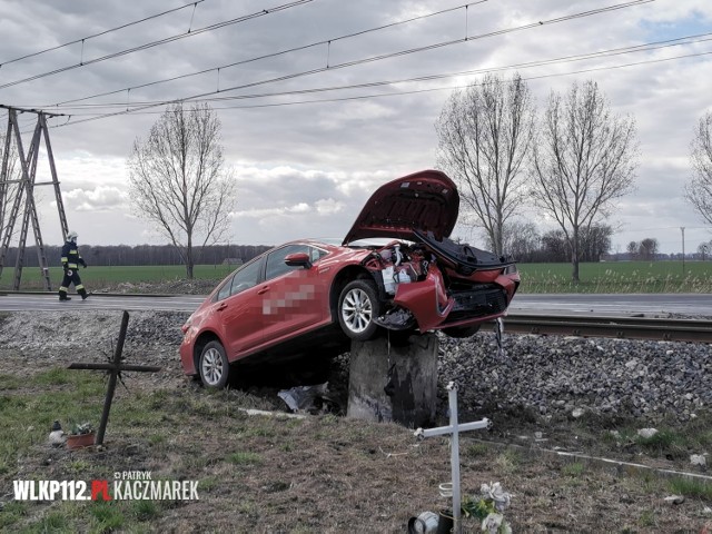 Ze wstępnych informacji wynika, że osoba kierująca samochodem osobowym nie doznała w zderzeniu poważniejszych obrażeń.Zobacz więcej zdjęć ---->