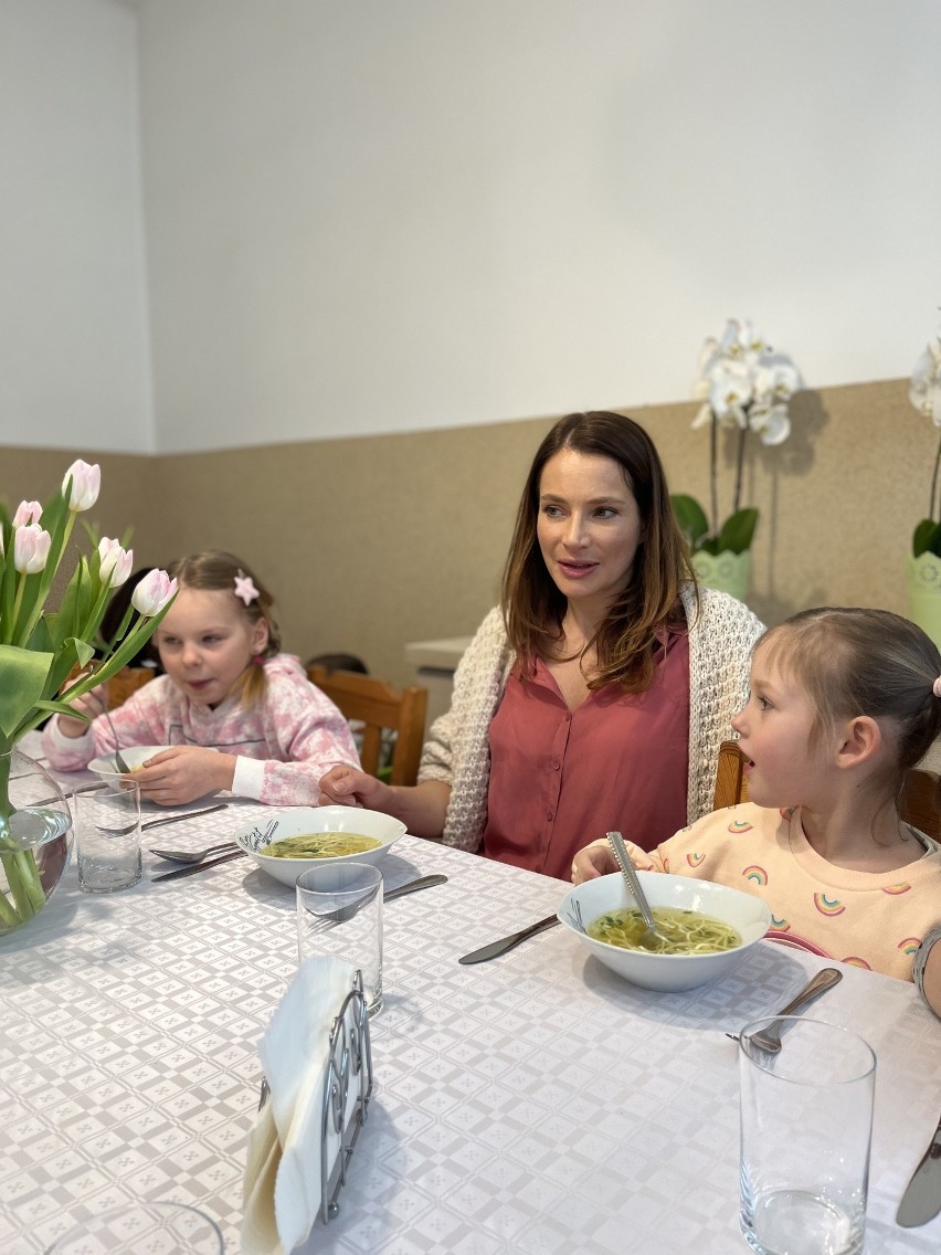 Anna Dereszowska odwiedziła podopiecznych Stowarzyszenia SOS Wioski Dziecięce w Biłgoraju. Zobacz zdjęcia