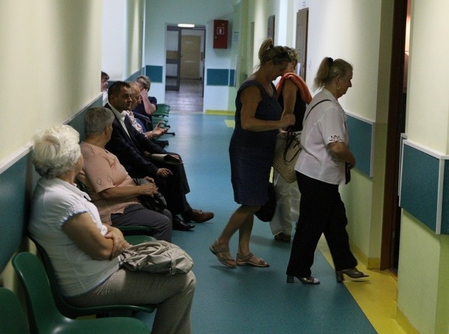 Poczekalnia w Centrum Kardiologii przy ul. Jana Pawła II w Słupsku. Pacjenci, którzy rejestrują się teraz, na wizytę muszą czekać nawet rok.