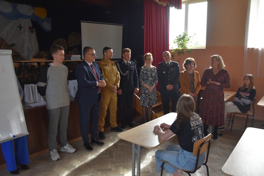 Uczniowie z gminy Iwaniska sprawdzali swoją wiedzę pożarniczą w konkursie. Zobacz zdjęcia