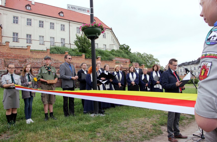 Ścieżka rowerowo-piesza biegnąca pod kompleksem spichlerzy...