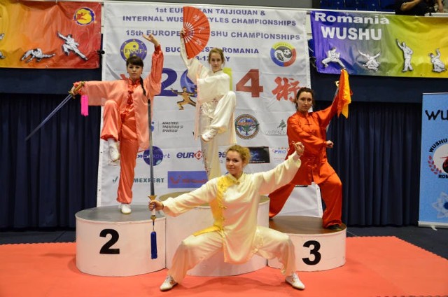 Wychowanki rzeszowskiego klubu Nan Bei &#8211; Tygrys będą dobrze wspominać rumuńskie mistrzostwa. Na zdjęciu od lewej: Anna Liszcz, Ewa Solarz, Wiktoria Cieślicka, u dołu Anna Kubiak.