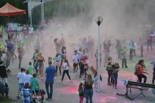 Wspólna zabawa w kolorowych proszkach. W Bielinach odbył się Festiwal Kolorów (ZDJĘCIA)