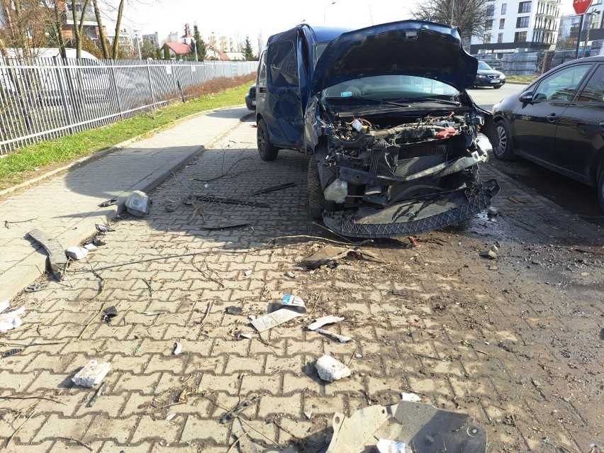 Wypadek na Pienistej w Łodzi.  Pędził jak szalony, uszkodził kilka aut. Jest w szpitalu ZDJĘCIA