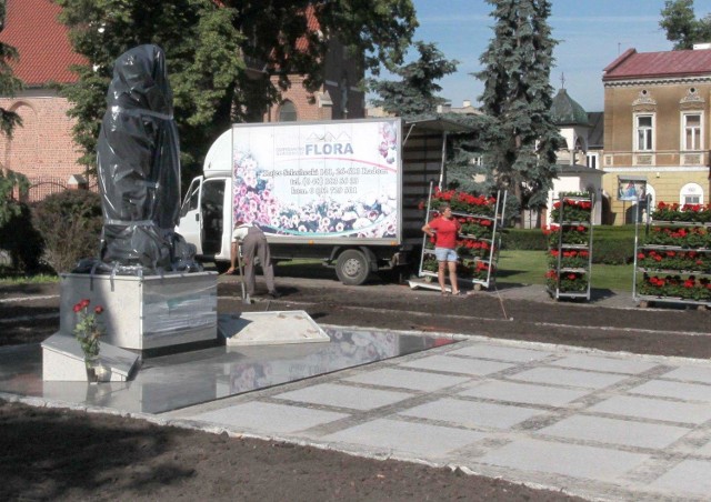 Pomnik stanął już przy ulicy Żeromskiego w Radomiu. Obecnie jest zasłonięty czarną folią.