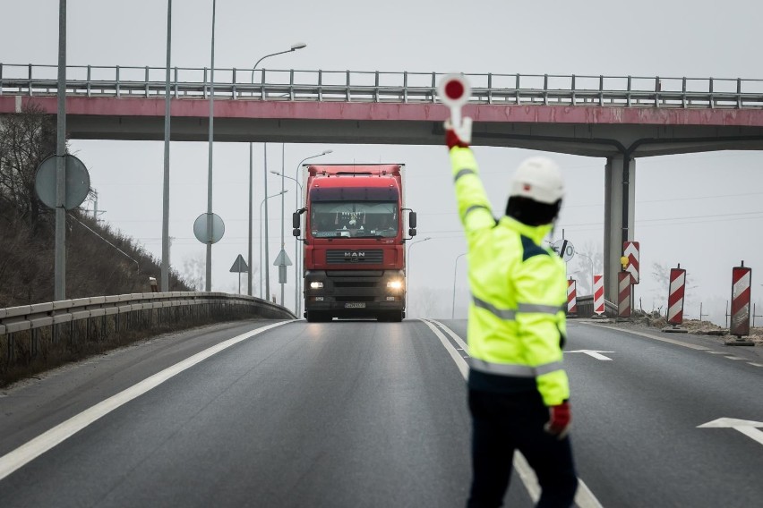 W piątek, tuż po 12.00, sygnaliści zatrzymali ruch na...