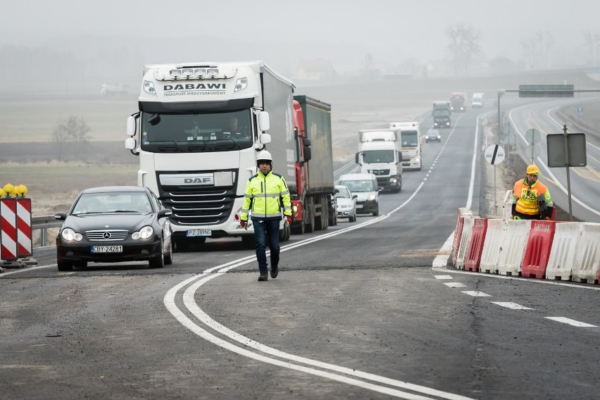 W piątek, tuż po 12.00, sygnaliści zatrzymali ruch na...