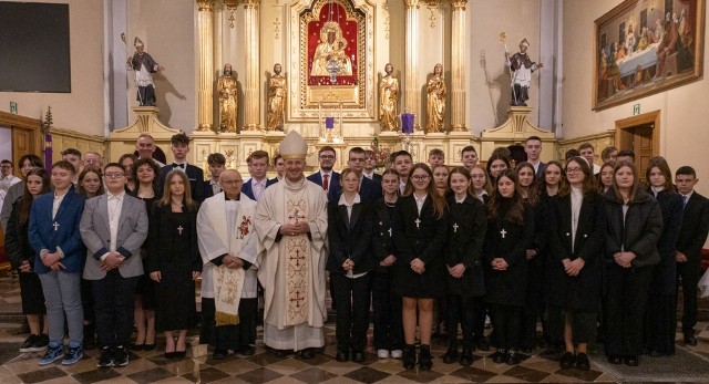 Biskup Marek Solarczyk udzielił sakramentu bierzmowania młodzieży z parafii Magnuszew i Rozniszew. Więcej zobacz na kolejnych slajdach >>>