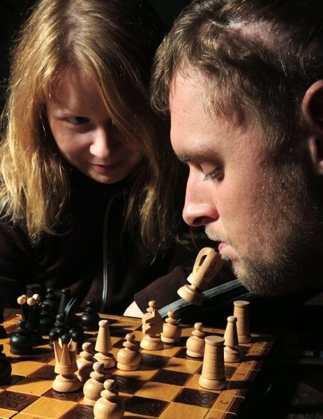Ania i Michał lubią pograć w szachy. Michał przesuwa figury ustami.