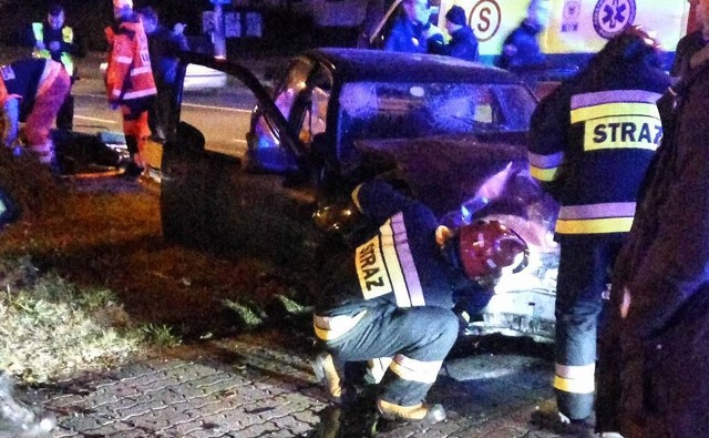 Policyjny pościg w Gorzowie. Uciekajacy kierowca opla rozbił inne auto