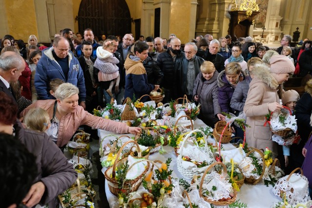 Wielka Sobota to przedostatni dzień Wielkiego Tygodnia, poprzedzający święto Zmartwychwstania. Tradycyjnie w tym dniu błogosławi się pokarmy na stół wielkanocny. W archikatedrze w Przemyśli pokarmy poświęcił metropolita przemyski abp Adam Szal.