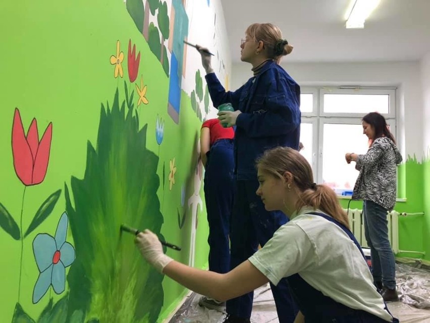Uczniowie Budowlanki poświęcili swoje ferie, żeby wyremontować sale dla dzieci w Uniwersyteckim Szpitalu Klinicznym w Opolu 