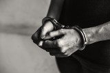 Akt oskarżenia przeciw grupie przestępczej, dokonującej oszustw metodą „na policjanta”.  Od pokrzywdzonych wyłudzili do 65 tysięcy złotych