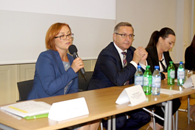 Prezes DAWG Andrzej Jamrozik, po prawej mecenas Anna Krej oraz po lewej Monika Żórańska-Skalny z Dolnośląskiej Inicjatywy Samorządowej