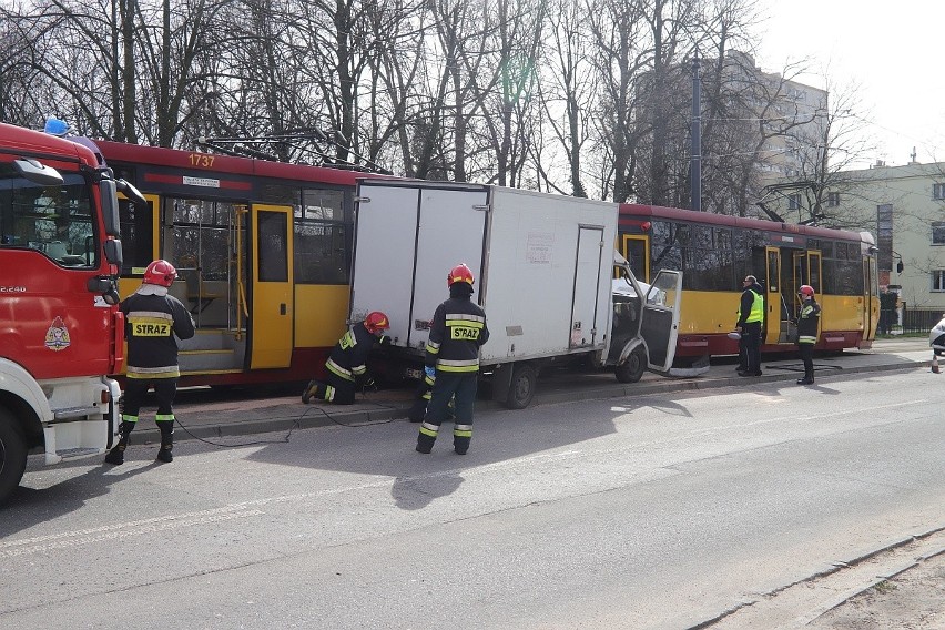 Wypadek na Karolewie. Samochód dostawczy zderzył się z tramwajem ZDJĘCIA