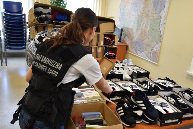 Partia podrabianego obuwia oraz odzieży oferowana była na terenie giełdy towarowo-samochodowej w Gorzowie Wlkp