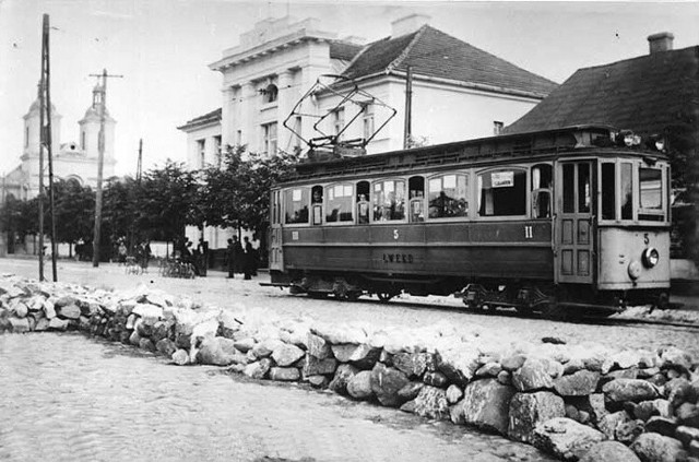 9 lutego 1910 rozpoczęto uruchamianie elektrycznej linii tramwajowej z Aleksandrowa Łódzkiego do Łodzi. Krańcówkę zlokalizowano na rynku (obecnie pl. Kościuszki). Na zdjęciu tramwaj przed budynkiem aleksandrowskiego ratusza, lata 30. XX w.