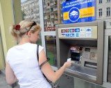 Banki po cichu podnoszą opłaty za korzystanie z bankomatów