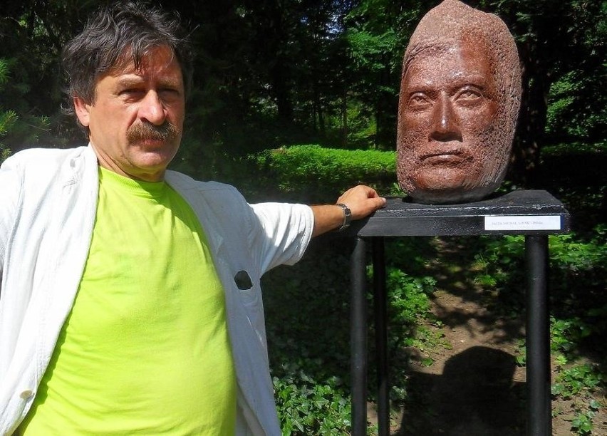 Rzeźbiarz Jacek Szpak z Radomia stworzył w granicie głowę Piotra Michałowskiego, malarza romantyzmu