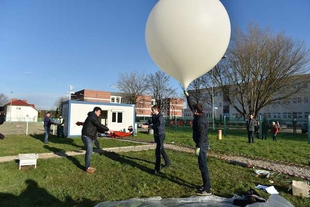 Sart balonów się nie udał. Pierwszy został porwany przez wiatr. Podczas startu drugiego oderwały się przyrządy miernicze. 