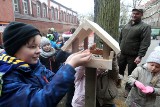 Przedszkolaki ze Szczecina pomogą ptakom przetrwać zimę. Pierwszy karmnik już stoi [ZDJĘCIA, WIDEO]