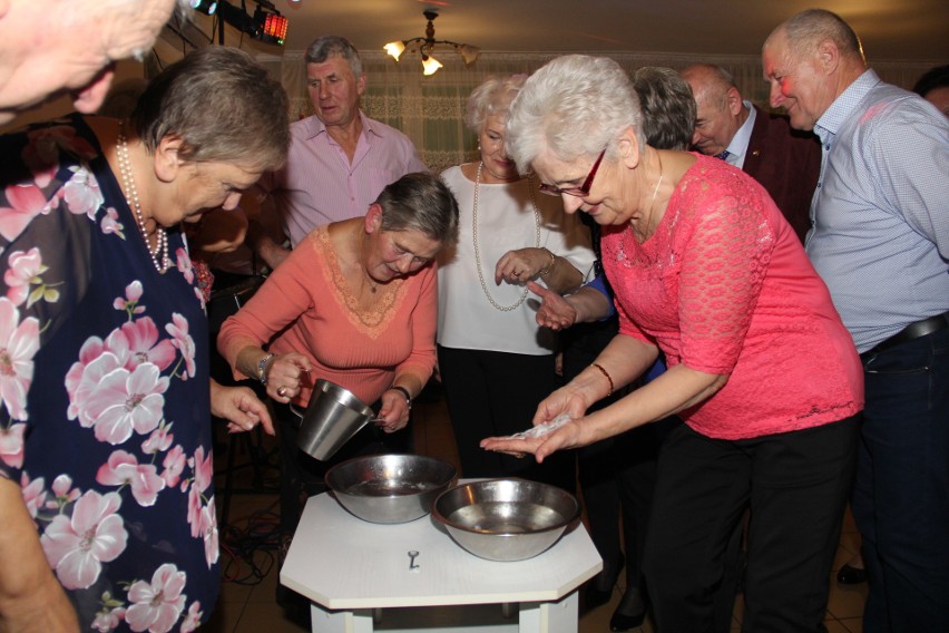 Brzezińscy emeryci spotkali się z okazji andrzejek. Były wróżby i tańce 