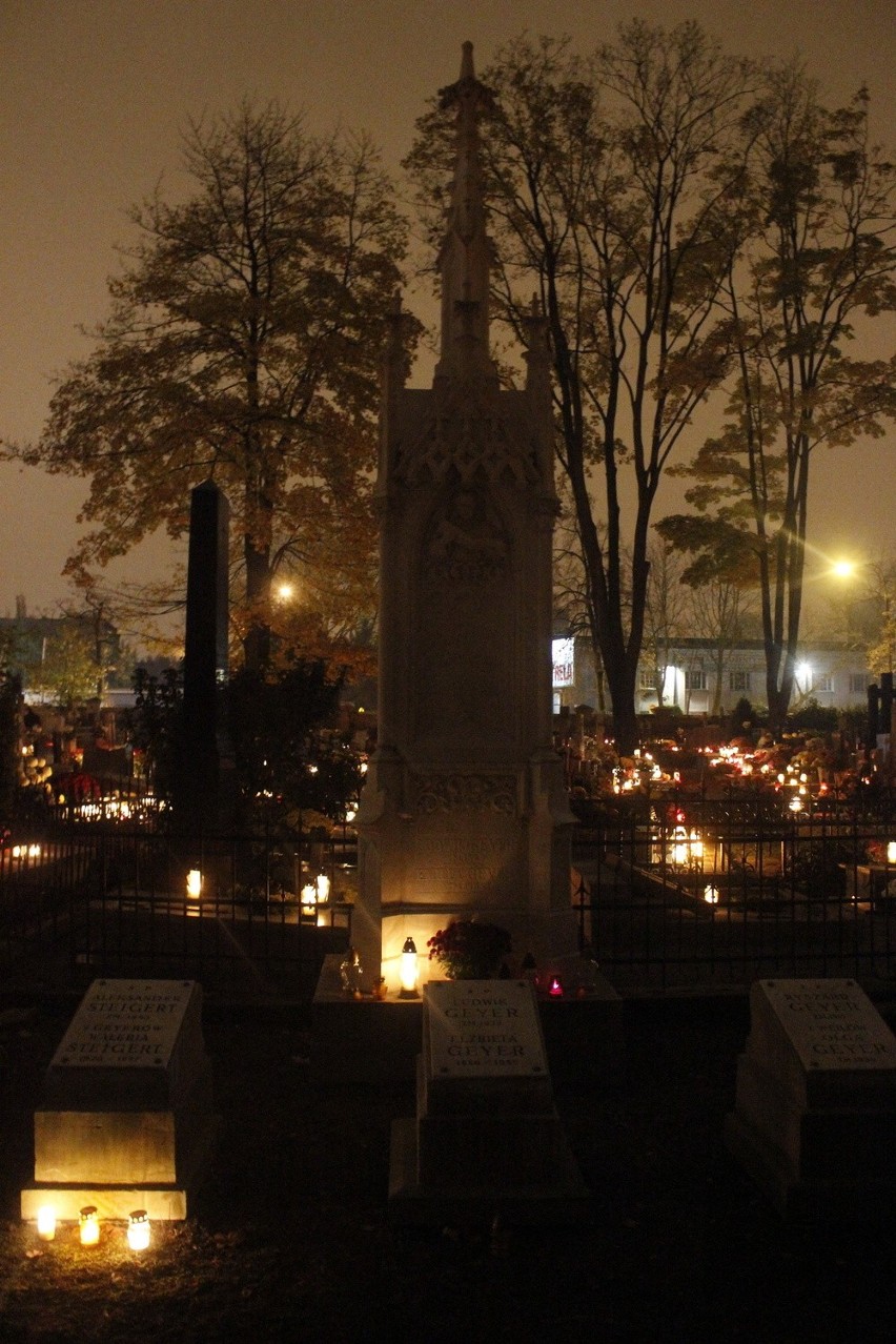 Wszystkich Świętych w Łodzi. Stary Cmentarz nocą [ZDJĘCIA]