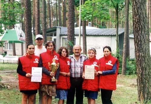 Szczęśliwa ekipa brzozowska zaraz po ogłoszeniu wyników Mistrzostw Polski. Na zdjęciu jest z nią również dyrektor ZSE Tadeusz Sperber