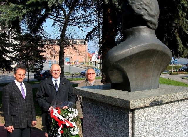 Kwiaty przed pomnikiem Tadeusza Kościuszki w Kazimierzy Wielkiej złożyli (od lewej): Jarosław Miszczyk, Józef Belski i Andrzej Bienias.