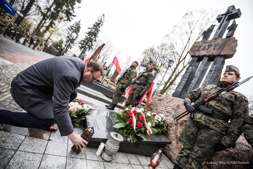 Uczcili pamięć pomordowanych w Katyniu. Urtoczystości pod pomnikiem na cmentarzu w Radomiu