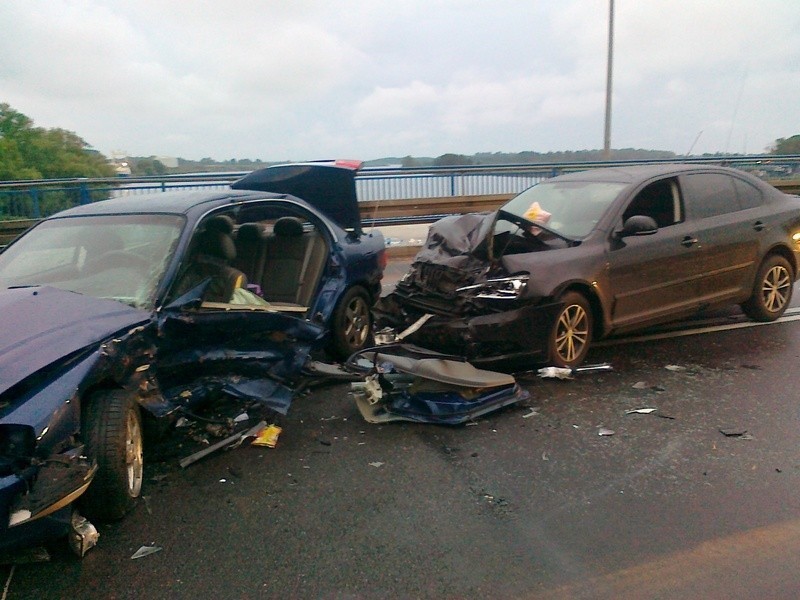 Wypadek na moście Cłowym. Dwie osoby ranne
