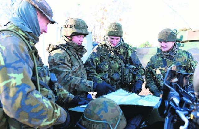 Ćwiczący żołnierze ottrzymują rozkazy...
