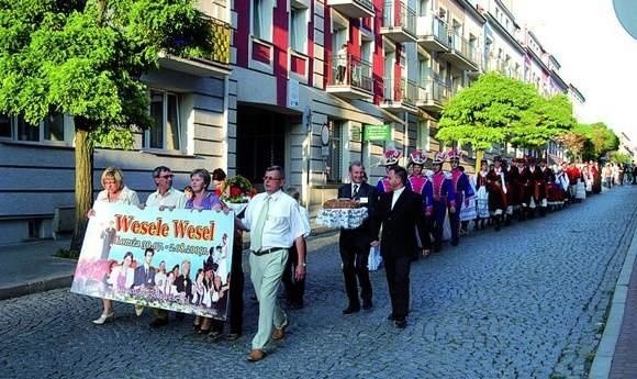 Uczestnicy "Wesela Wesel 2009&#8221; w Łomży, po uroczystej mszy św. celebrowanej przez bp. Tadeusza Bronakowskiego w katedrze łomżyńskiej, przeszli w pochodzie do Wyższego Seminarium Duchownego, gdzie odbył się bal.