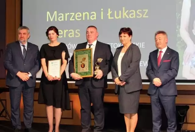 Od lewej minister rolnictwa Jan Krzysztof Ardanowski, Marzena i Łukasz Kierasowie, Halina Szymańska z Kancelarii Prezydenta oraz Grzegorz Pięta, Grzegorz Pięta, dyrektor generalny Krajowego Ośrodka Wsparcia Rolnictwa.