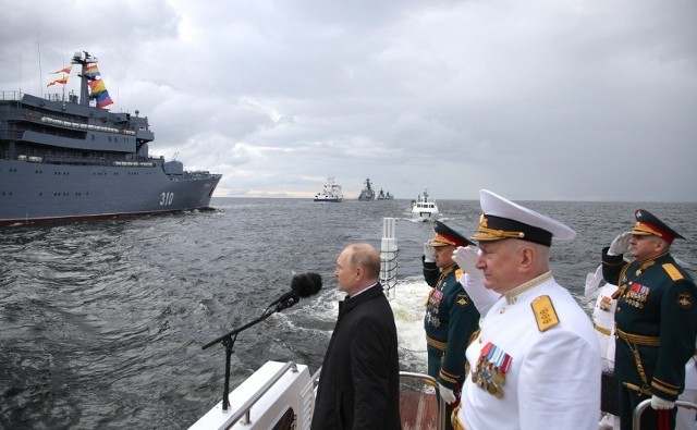 Dyktator Rosji podczas parady okrętów. Jeden z takich okrętów w połowie czerwca dwukrotnie naruszył duńskie terytorium w pobliżu Bornholmu