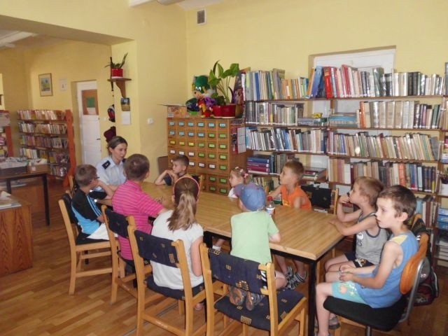 Podkomisarz Anna Kowalik-Środek opowiadała dzieciom o zasadach bezpieczeństwa.