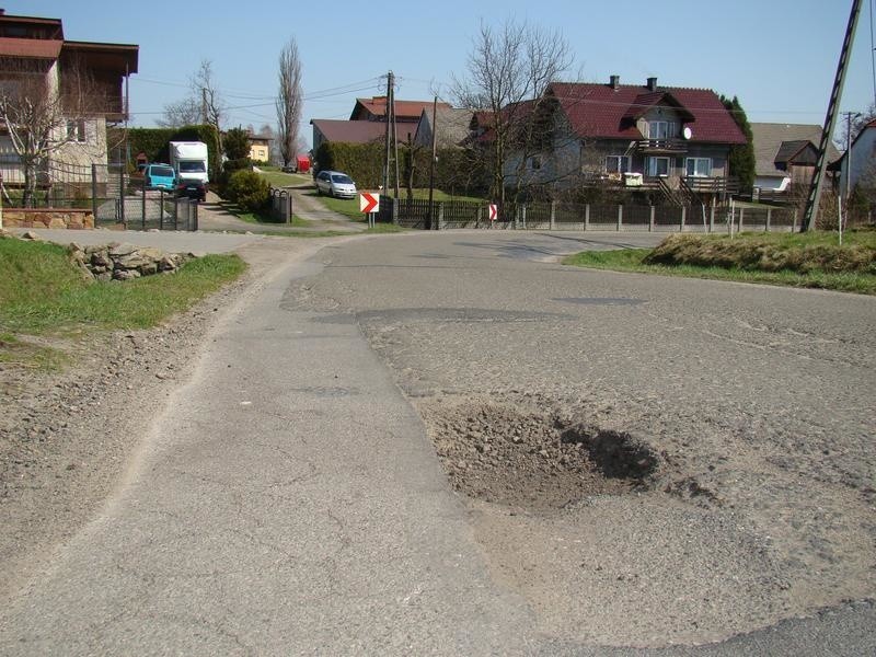 Zator. Droga powiatowa w Graboszycach jest dziurawa jak ser szwajcarski i niebezpieczna. Mieszkańcy domagają się wreszcie jej remontu