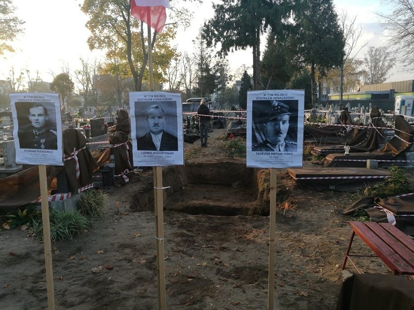 W miejscu ekshumacji szczątków trzech żołnierzy AK (w...