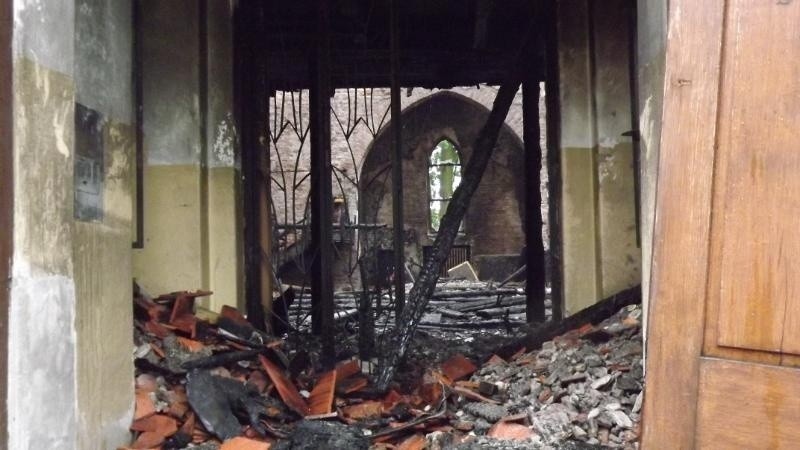 Pożar kościoła w Oławie: Zostały tylko mury (ZDJĘCIA ZE ŚRODKA)
