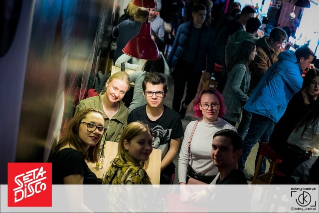 W weekend zajrzeliśmy do pubu Seta Disco, żeby zobaczyć jak bawią się bydgoszczanie. Mamy dla was fotorelację z dwóch imprez w samym centrum miasta. Zobaczcie zdjęcia z niesamowitej imprezy!