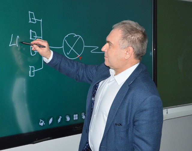 Dyrektor Jarosław Okrajek przy interaktywnej tablicy