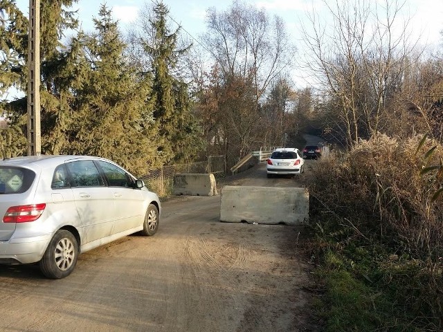 Z powodu złego stanu technicznego mostu niezbędne było wyłącznie go z ruchu. Obecnie przed wjazdami ustawiono betonowe bloki, aby mogły nim jeździć tylko auta osobowe