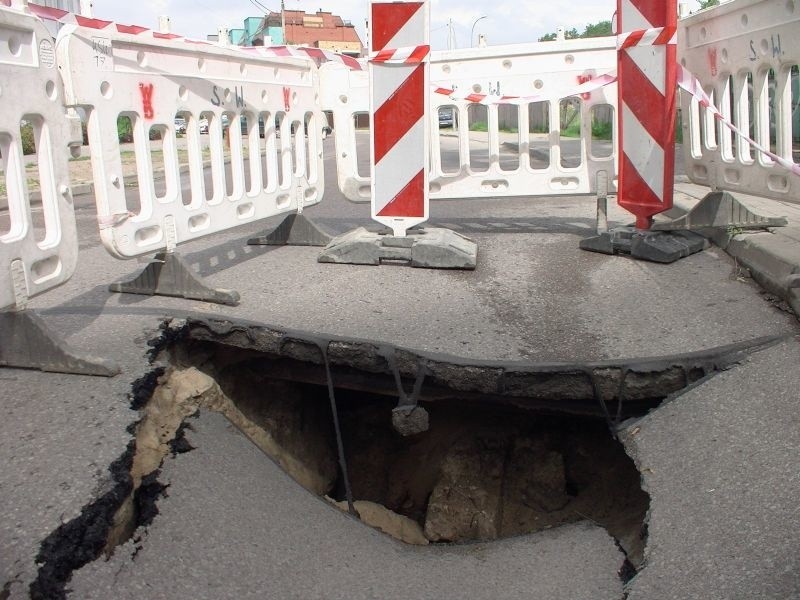 Ul. Brukowa. Olbrzymia dziura w drodze. W centrum zapadła się ulica (zdjęcia ,wideo)