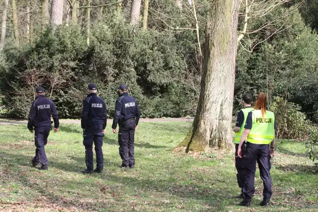 Policja odnalazła zwłoki zaginionego dyrektora z NFZ dopiero po kilku miesiącach, w kwietniu 2005 roku. Zdecydował przypadek. Ciało najpierw odkopały zwięrzeta, potem zauważył je rolnik z podpoznańskich Klinów (zdjęcie ilustracyjne).